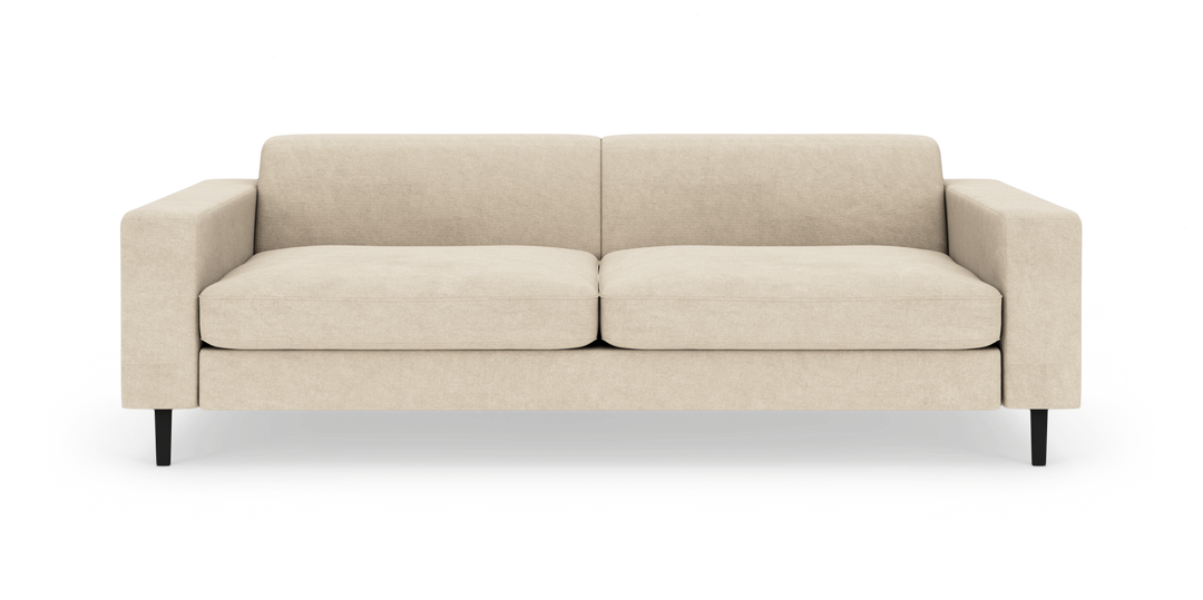 Beige 3-personers sofa med lige armlæn, to sædehynder og sorte ben, frilagt på hvid baggrund.