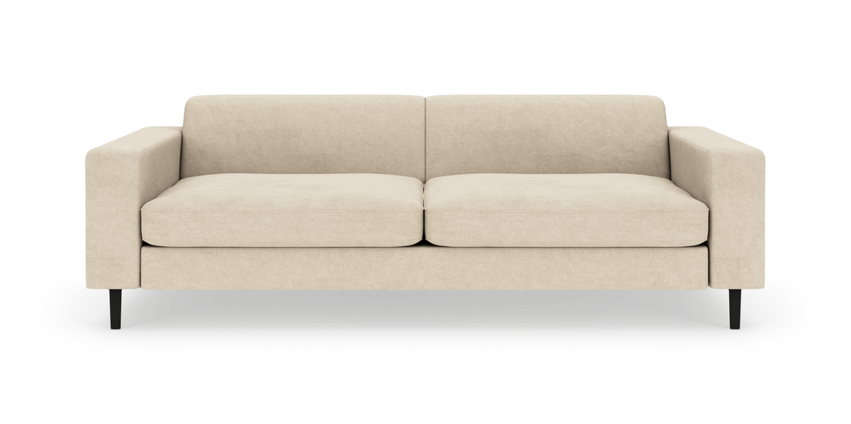 Beige 3-personers sofa med lige armlæn, to sædehynder og sorte ben, frilagt på hvid baggrund.