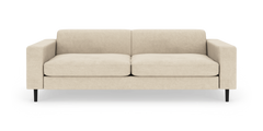 Beige 3-personers sofa med lige armlæn, to sædehynder og sorte ben, frilagt på hvid baggrund.