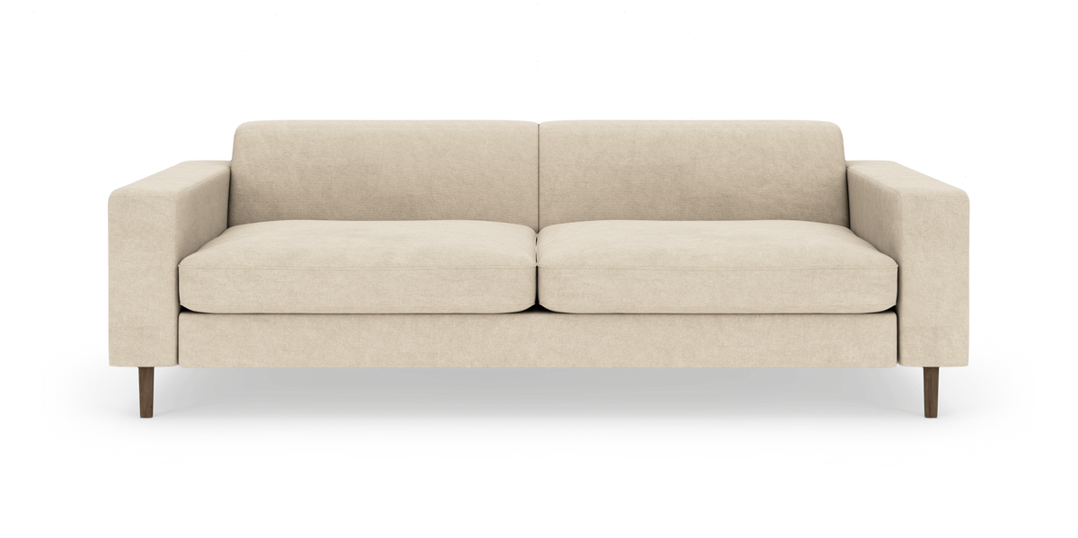 Beige to-personers sofa med lige armlæn og træben, frilagt på hvid baggrund.