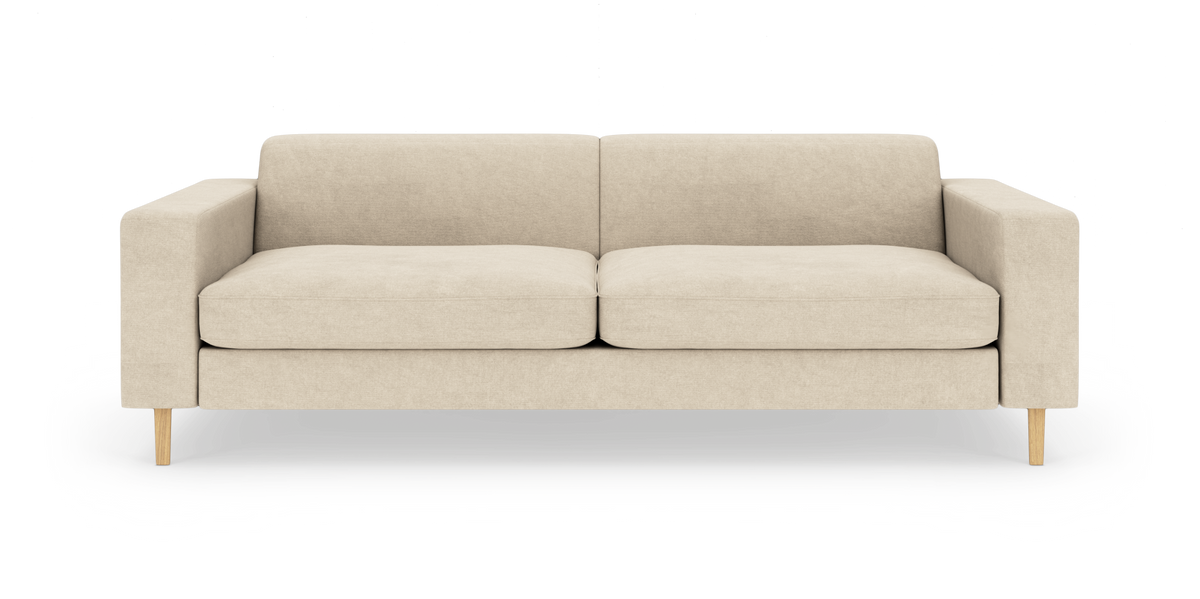 Beige sofa med to sædehynder, lige armlæn og lyse træben, set forfra på hvid baggrund.