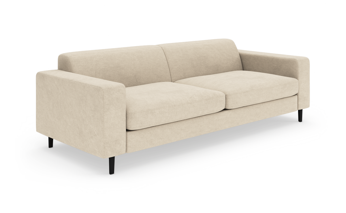 Beige tresæders sofa med rene linjer, tykke sædehynder og slanke sorte ben på hvid baggrund.