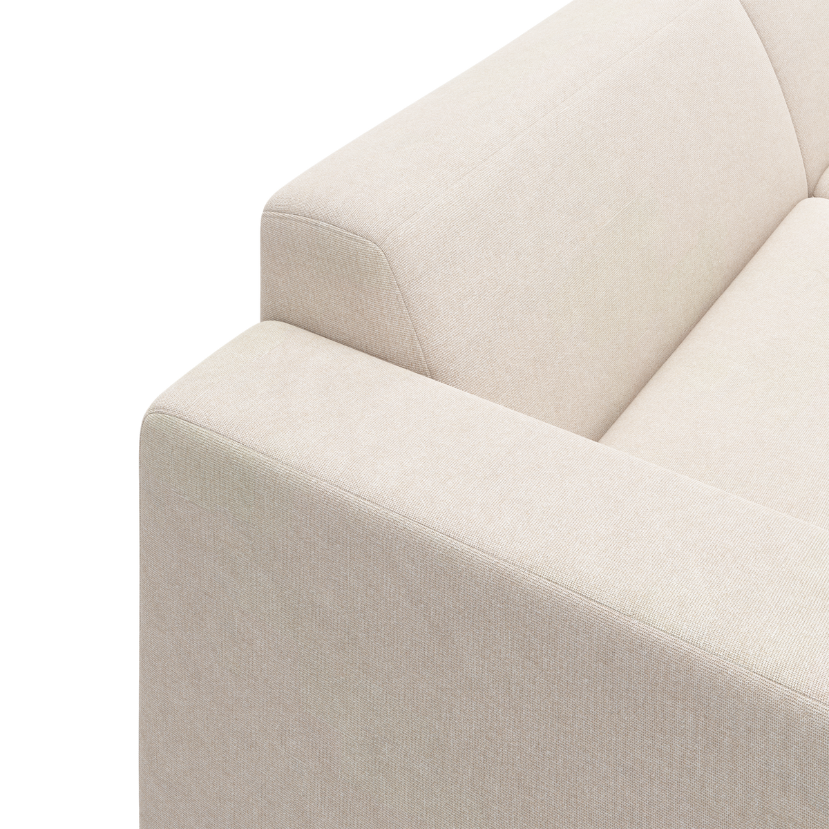 Nærbillede af beige stofsofa med bred armlæn og sæde, frilagt på hvid baggrund.