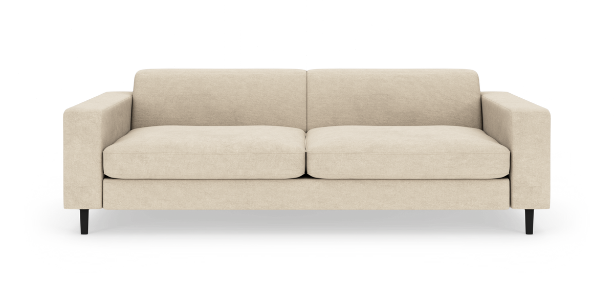 Beige sofa med to sædehynder og rette armlæn, fotograferet forfra på hvid baggrund.
