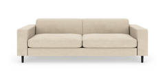 Beige sofa med to sædehynder og rette armlæn, fotograferet forfra på hvid baggrund.