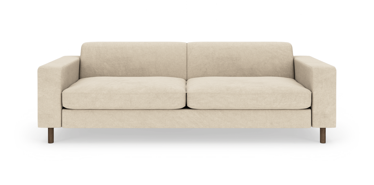 Beige sofa med rette armlæn og træben på hvid baggrund.