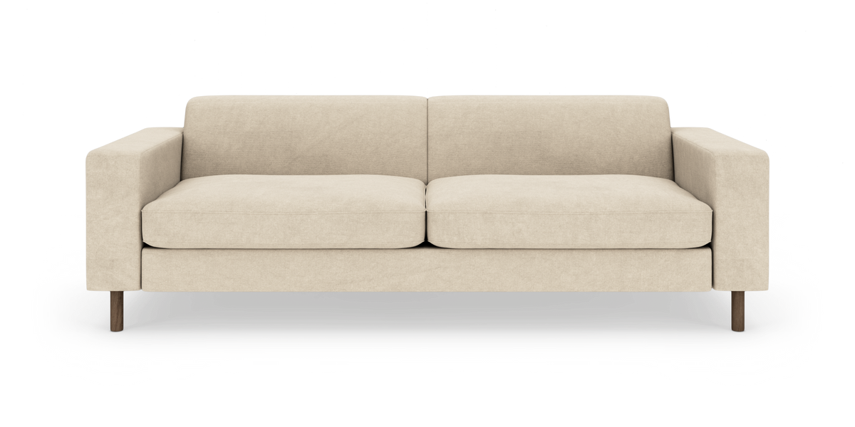 Beige tosæders sofa med lige armlæn og træben, set forfra mod hvid studiebaggrund.