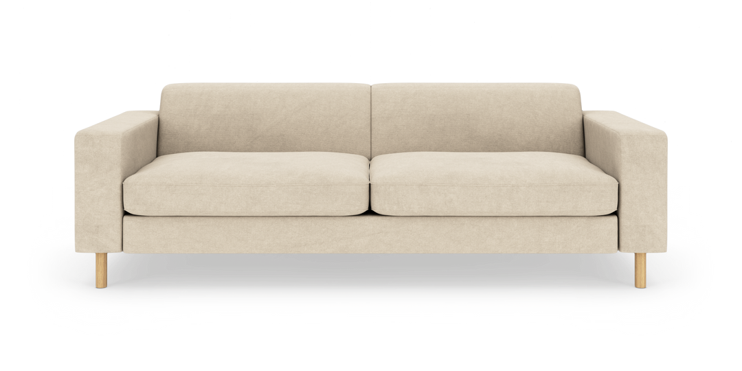 Beige tresædet sofa med lige armlæn og lyse træben, frilagt på hvid baggrund.