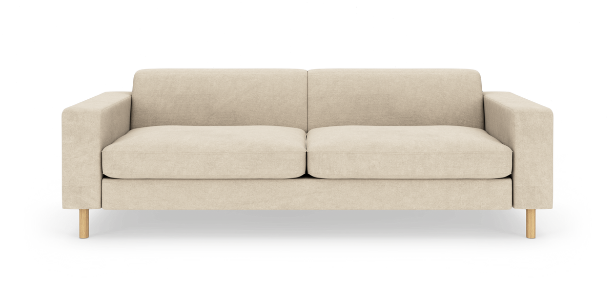 Beige tresædet sofa med lige armlæn og lyse træben, frilagt på hvid baggrund.
