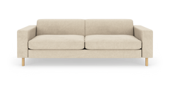 Beige tresædet sofa med lige armlæn og lyse træben, frilagt på hvid baggrund.