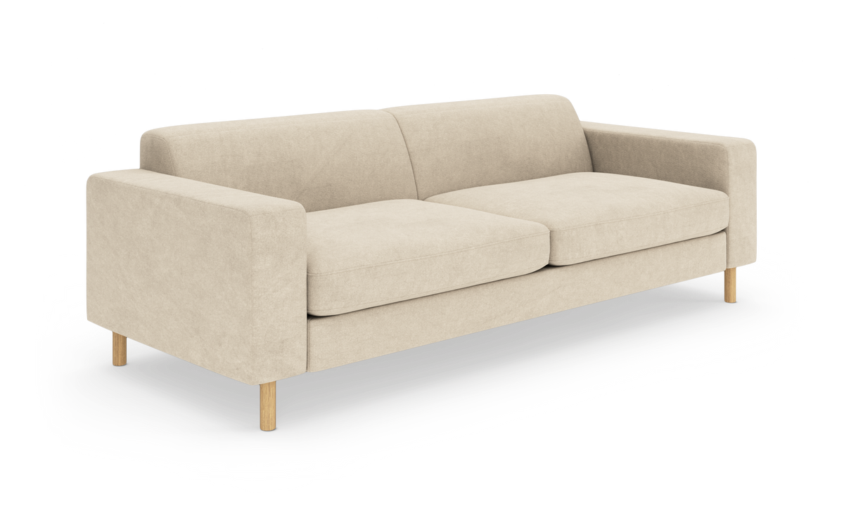 Beige tresædet sofa med lige armlæn og lyse træben, vist i skrå frontvinkel på hvid baggrund.