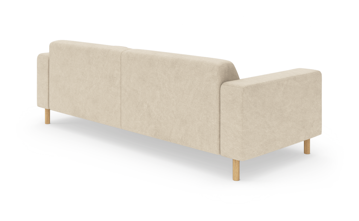 Beige 3-personers sofas i stof med afrundede armlæn og lyse træben, set bagfra i skrå vinkel på hvid baggrund.