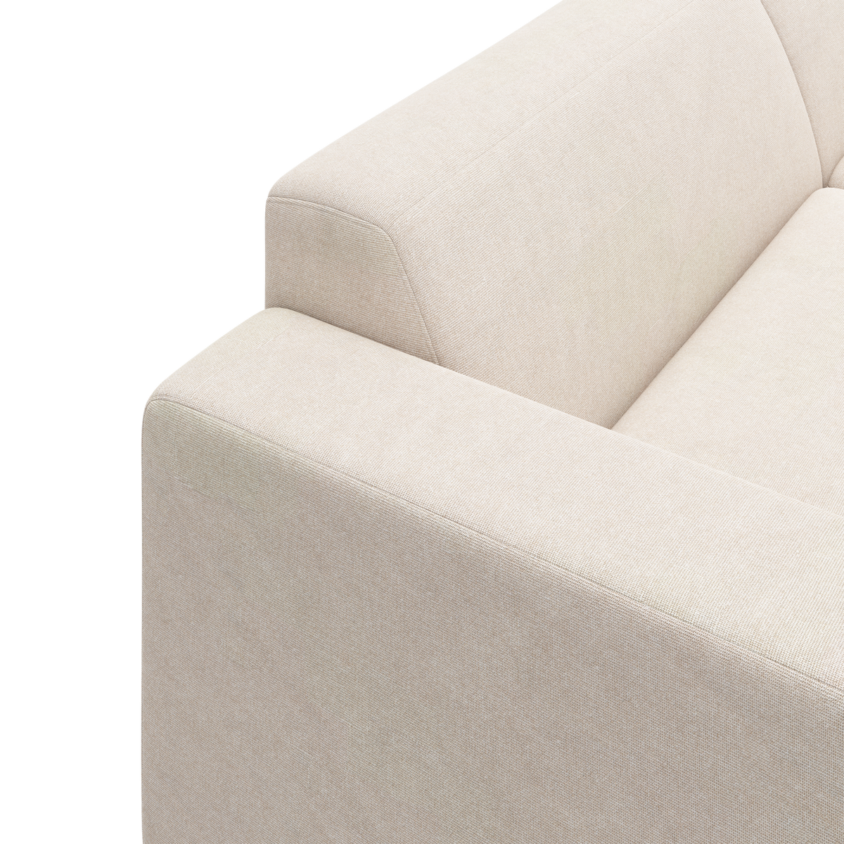 Nærbillede af en beige stofsofa med bredt armlæn og ryglæn på hvid studiebaggrund.