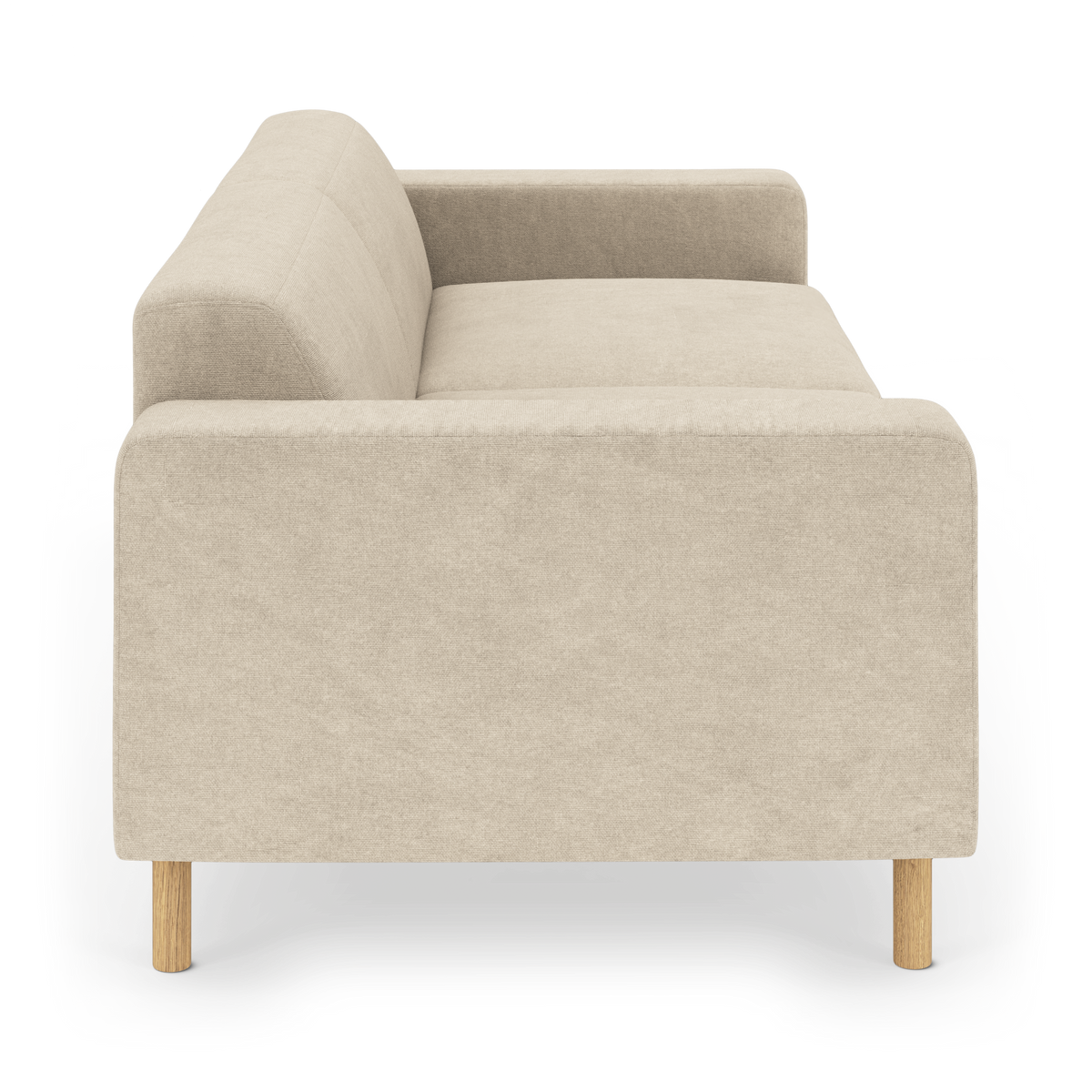 Beige stofsofa med afrundede armlæn og lyse træben, set fra siden mod hvid studiebaggrund.