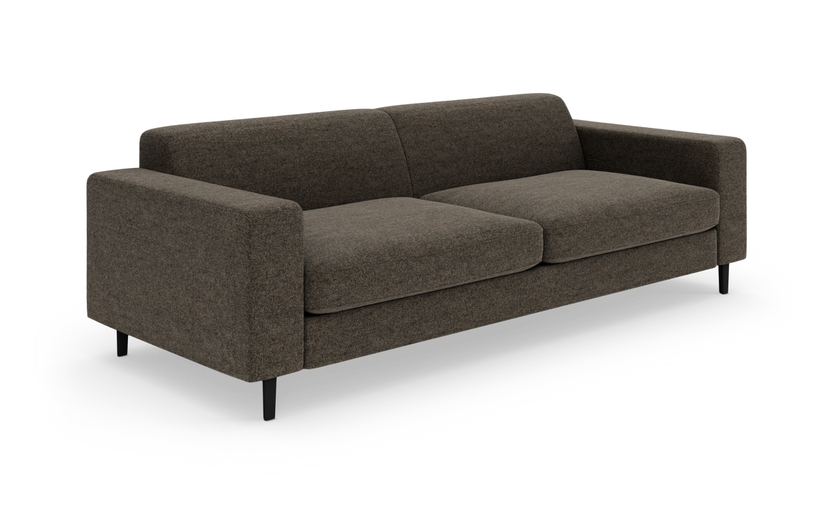 Brun tresæders sofa i moderne, minimalistisk design med lige armlæn og slanke sorte ben, frilagt på hvid baggrund.