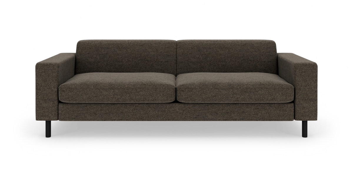 Mørkebrun tresæders sofa med lige armlæn og sorte ben, fotograferet forfra.