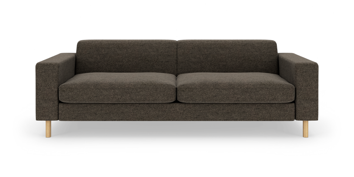 Mørkebrun tresæders sofa med lige armlæn og lyse træben, frilagt frontvisning.