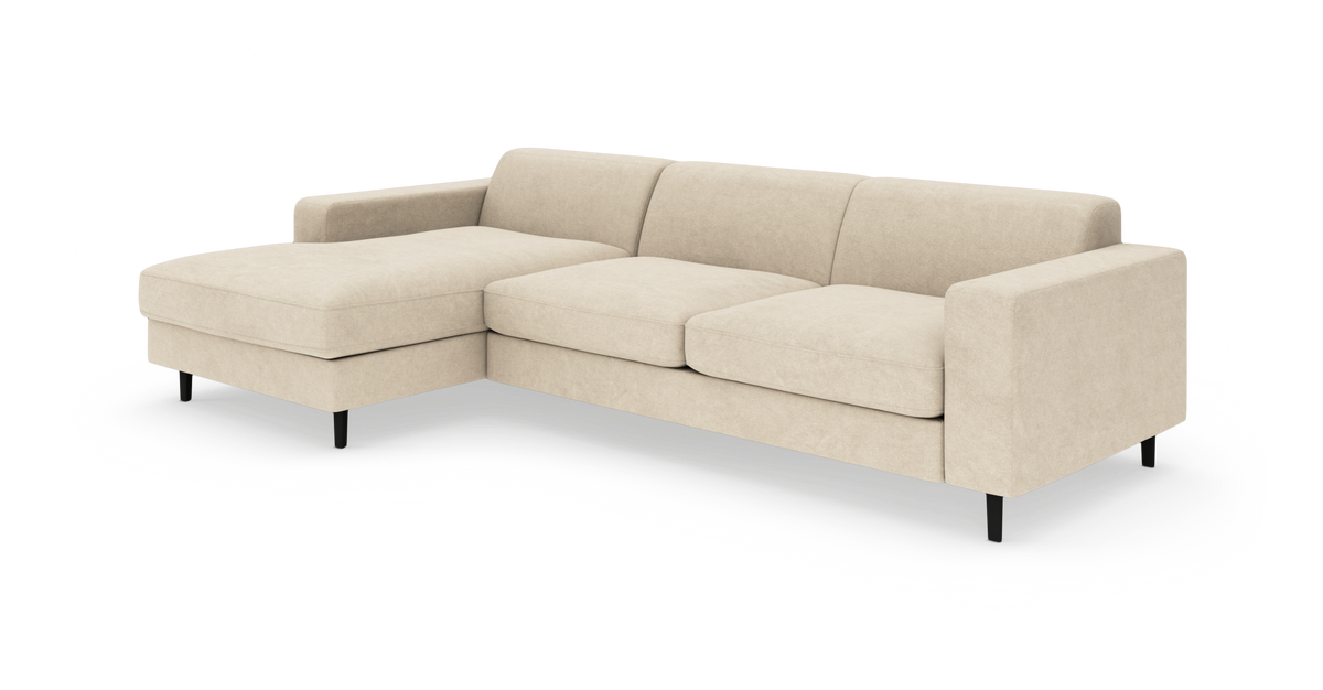 Beige hjørnesofa med venstrevendt chaiselong på sorte ben, frilagt produktbillede.