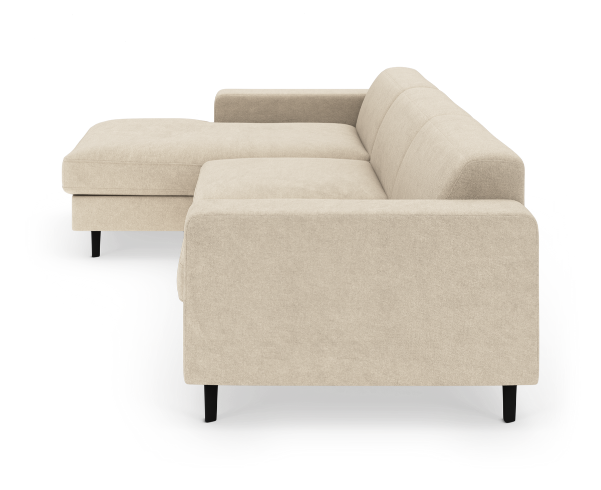 Beige L‑sofa med venstrevendt chaiselong og sorte ben, minimalistisk design fritlagt på hvid baggrund.