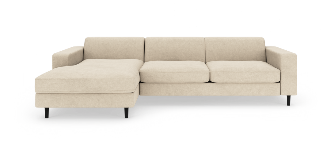 Beige modulsofa med venstre chaiselong, tre sædehynder og sorte ben, fritlagt på hvid baggrund.