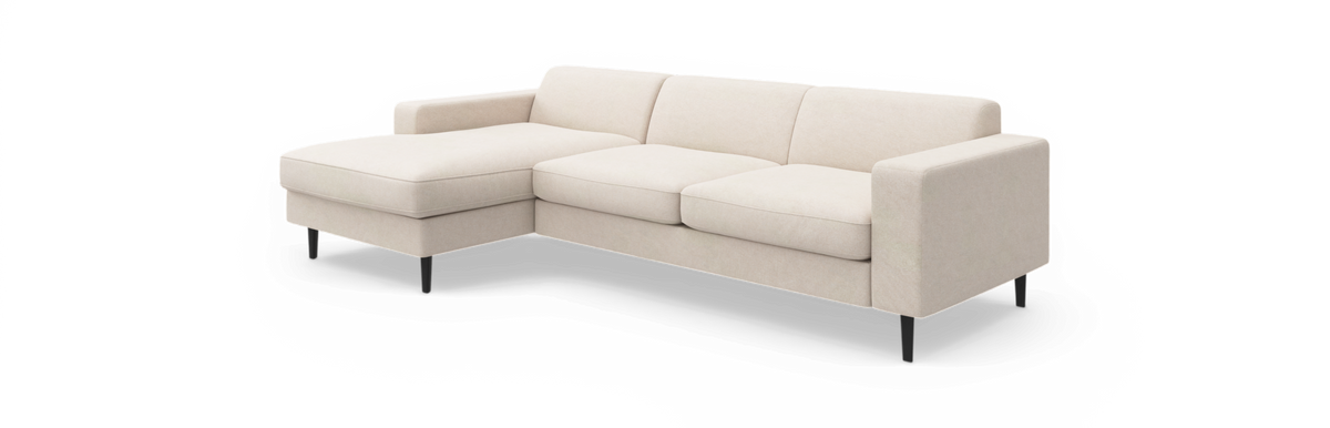 Lys beige L‑sofa med venstrevendt chaiselong og slanke sorte ben, moderne minimalistisk design på hvid baggrund.