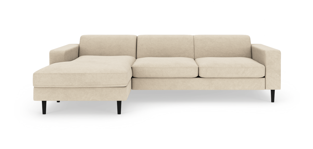 Beige 3-personers sofa med venstrevendt chaiselong og slanke sorte ben på hvid baggrund.