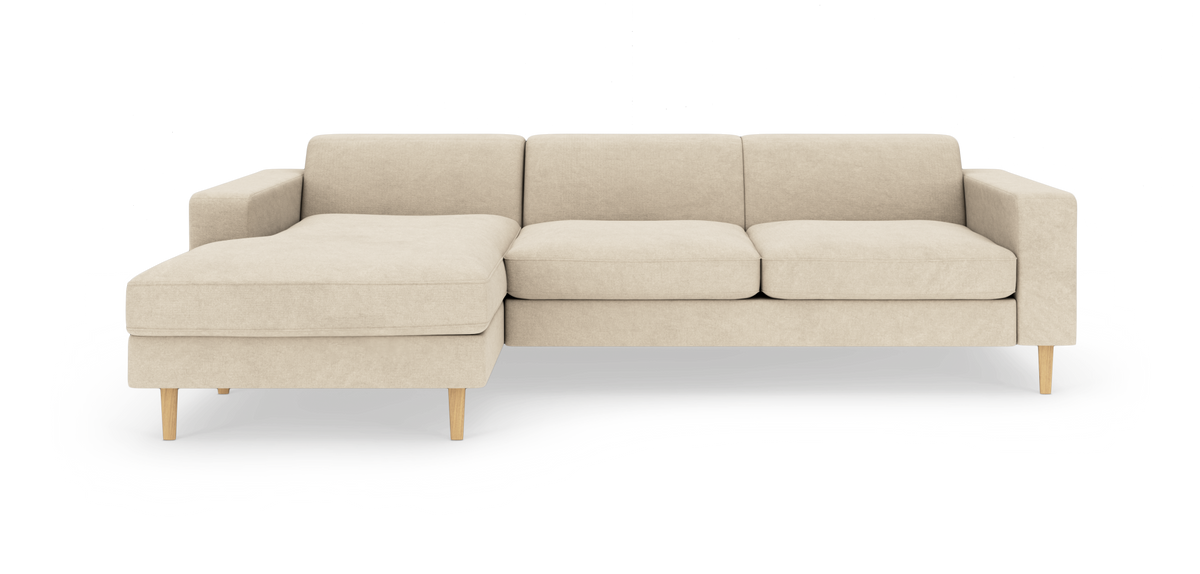 Beige modulsofa med venstrevendt chaiselong, kantede armlæn og lyse træben i moderne, minimalistisk design.