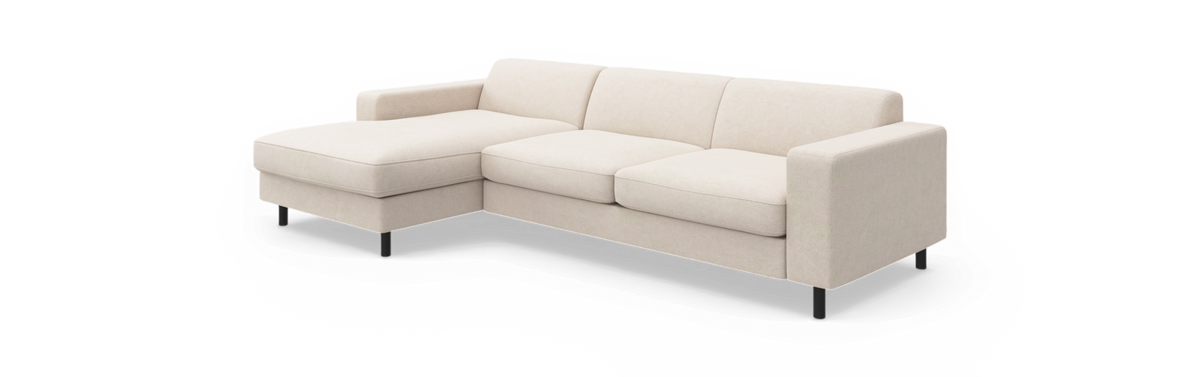 Beige hjørnesofa med venstrevendt chaiselong, tre sæder og sorte ben, frilagt.