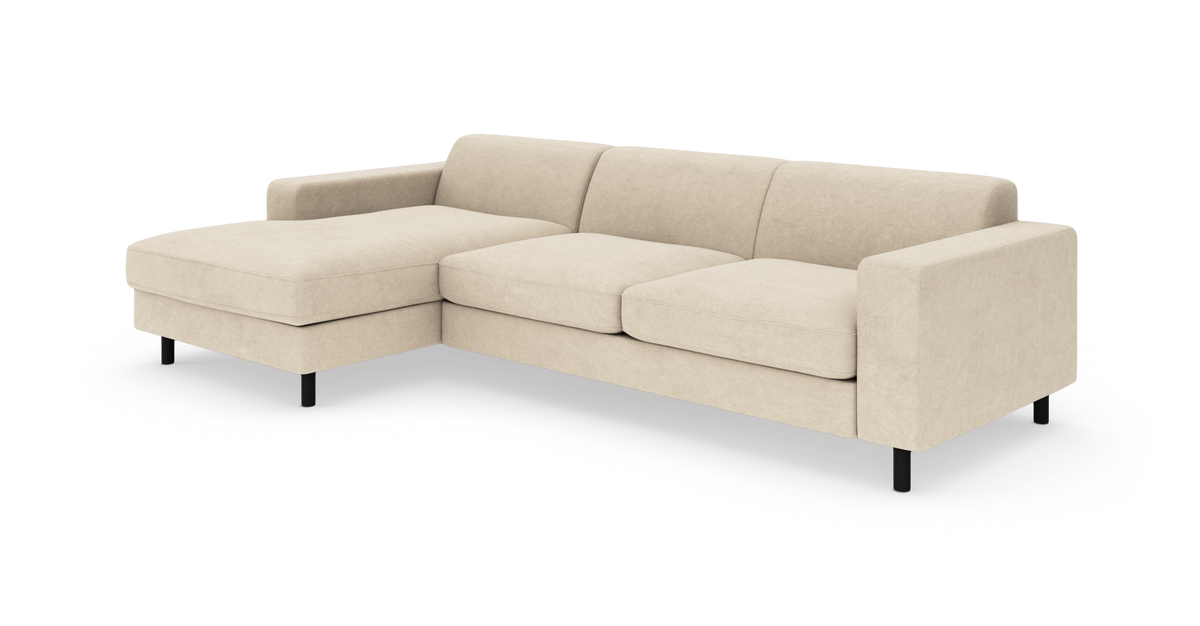 Beige hjørnesofa med venstrevendt chaiselong, tre sædehynder og sorte ben på hvid studie-baggrund.