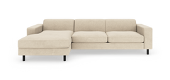 Beige 3-personers sofa med venstre chaiselong og sorte ben, frilagt på hvid baggrund.
