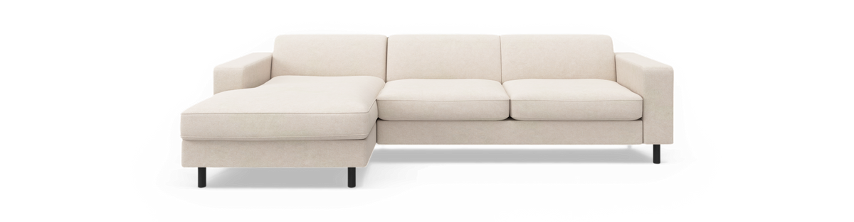 Beige hjørnesofa med venstrevendt chaiselong og tre sæder, sorte ben.