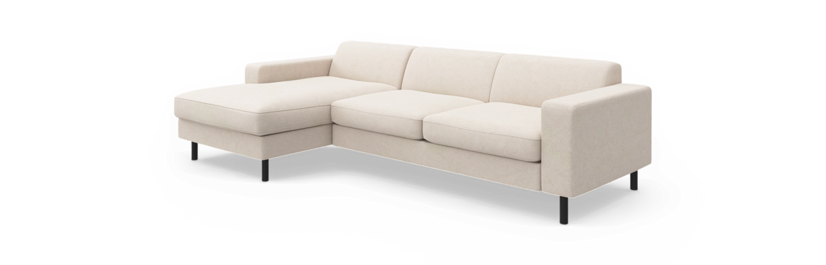 Beige hjørnesofa med venstrevendt chaiselong og sorte ben, frilagt på hvid baggrund.