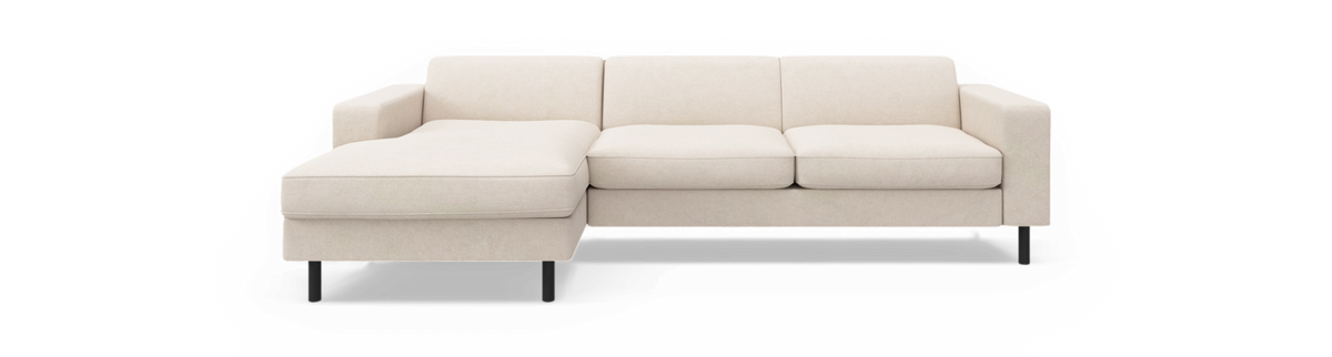 Beige 3-personers sofa med venstrevendt chaiselong, lige armlæn og sorte ben, frilagt på sort baggrund.