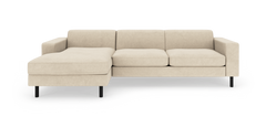Beige tresædet sofa med venstrevendt chaiselong og sorte ben, isoleret mod hvid baggrund.