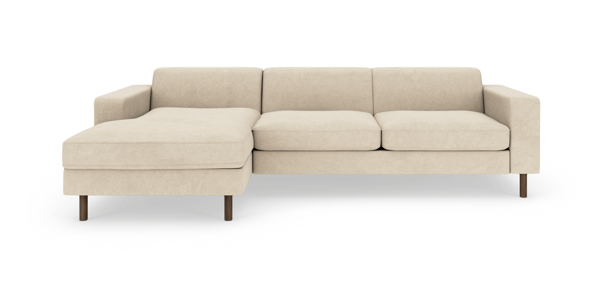 Beige modulsofa med venstrevendt chaiselong og træben, frontvist på hvid baggrund.