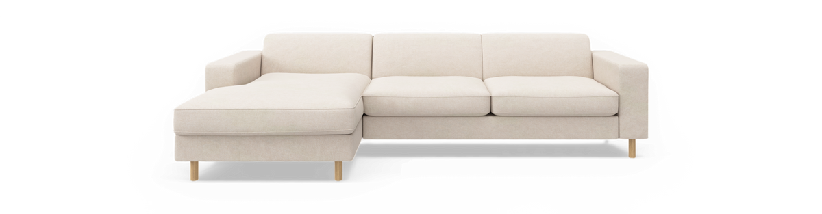 Beige hjørnesofa med venstre chaiselong og træben, frilagt mod sort baggrund.