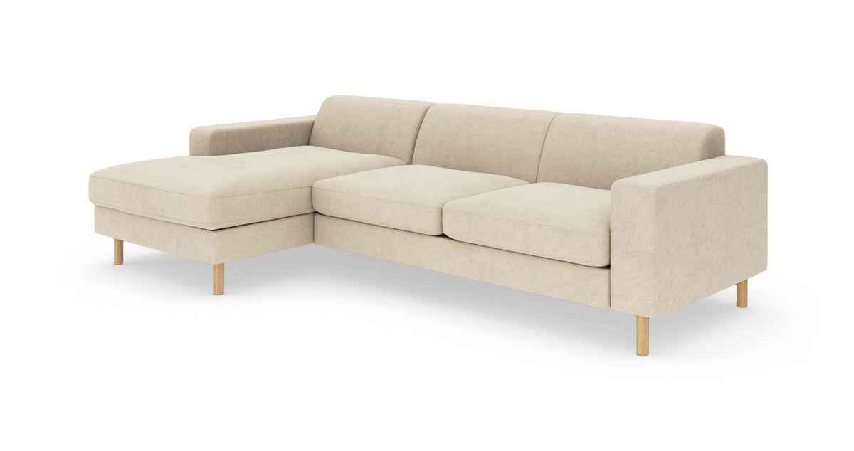 Beige hjørnesofa med venstrevendt chaiselong, runde træben og tre siddepuder.