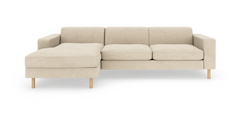 Beige modulsofa med venstrevendt chaiselong og træben, set forfra på hvid baggrund.