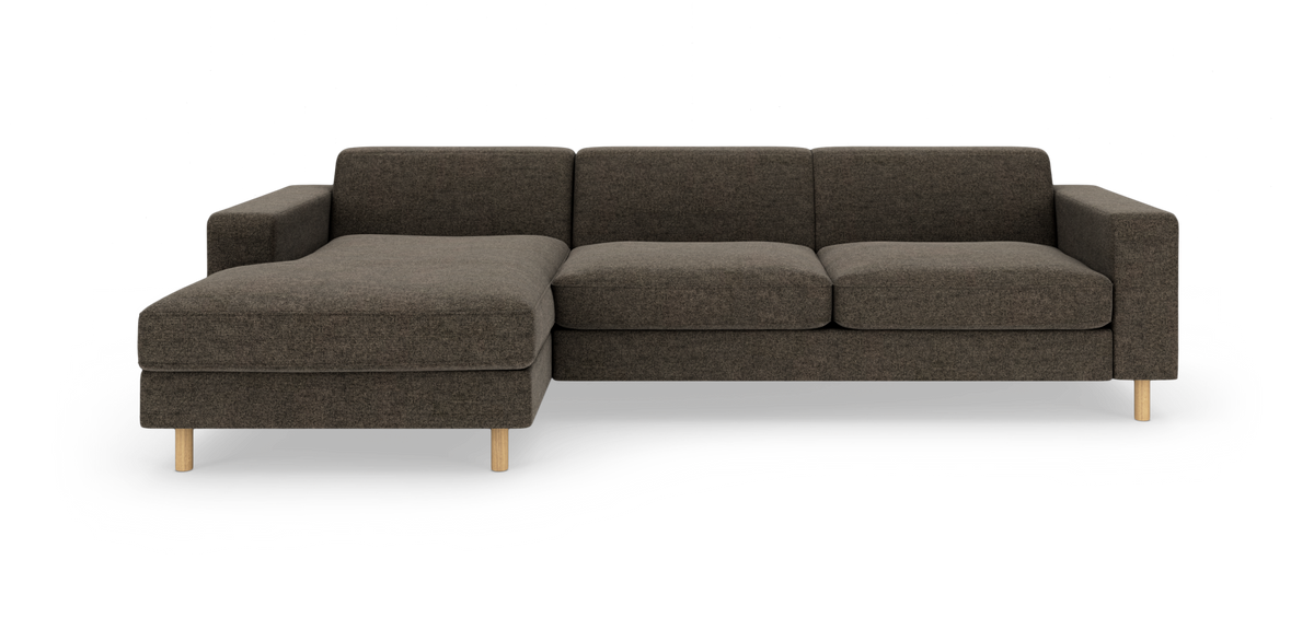 Mørkebrun hjørnesofa med venstrevendt chaiselong og lyse træben, fritlagt på hvid baggrund.