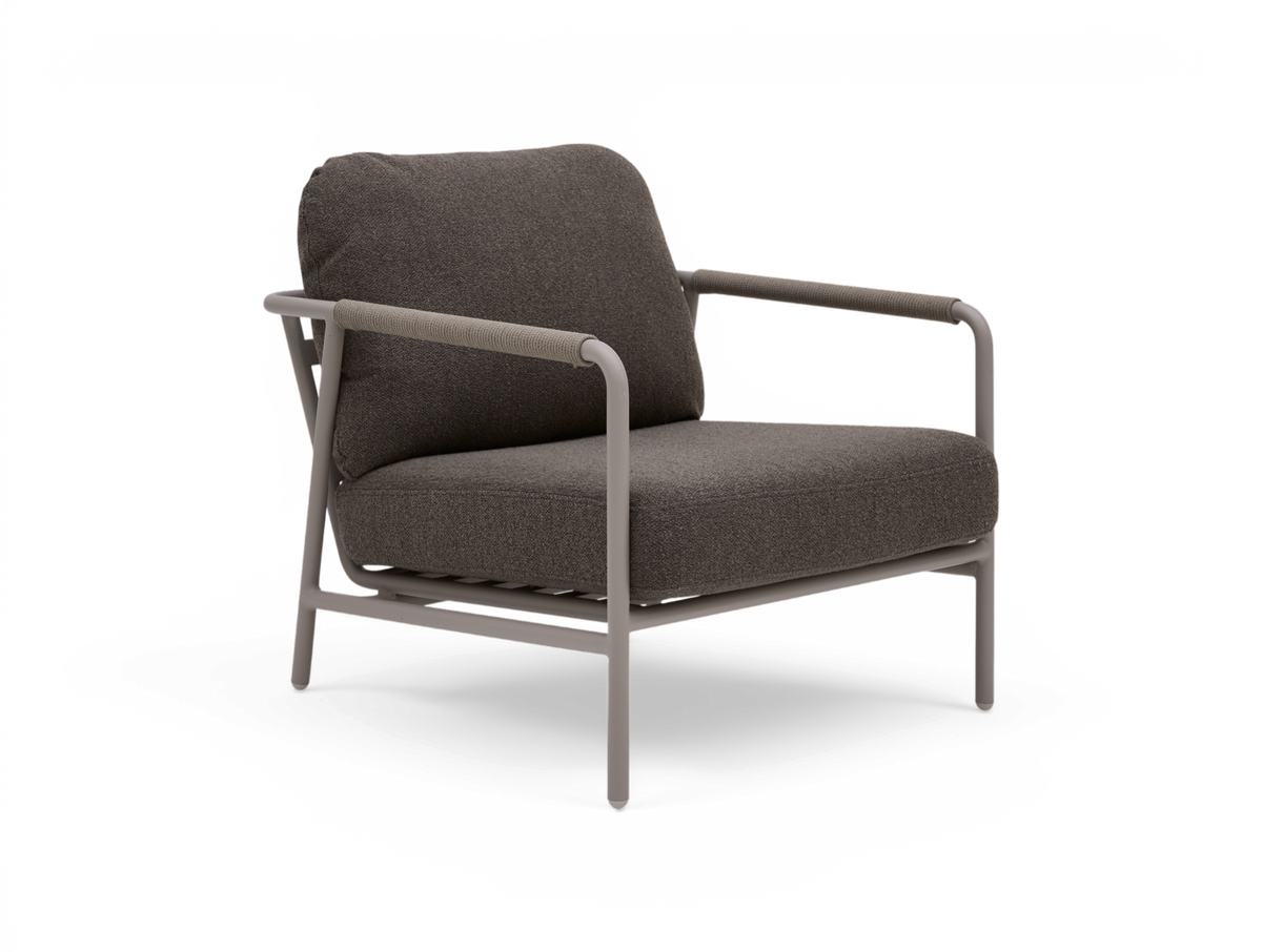 Moderne loungestol med grå hynder og taupe metalramme, set i frontvinkel på hvid baggrund.