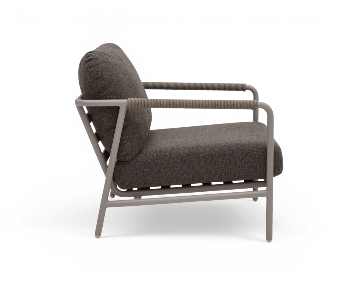 Sidevisning af en moderne grå loungestol med lysegråt metalstel og rebomviklede armlæn, frilagt på hvid baggrund.