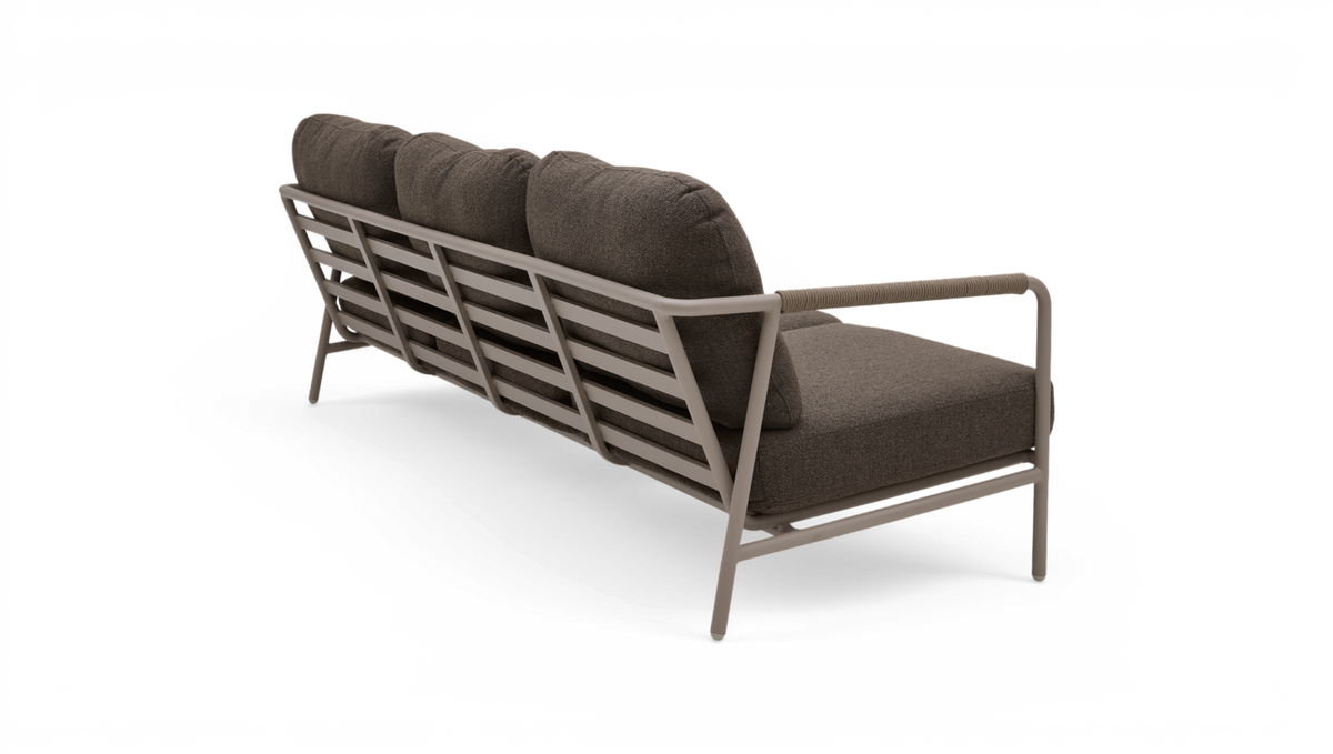 3-personers sofa med taupe metalramme og mørkebrune hynder, bagvinklet visning på hvid baggrund.