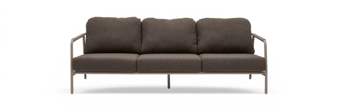 Frontvisning af moderne 3-personers sofa i mørkebrunt stof med beige metalramme.