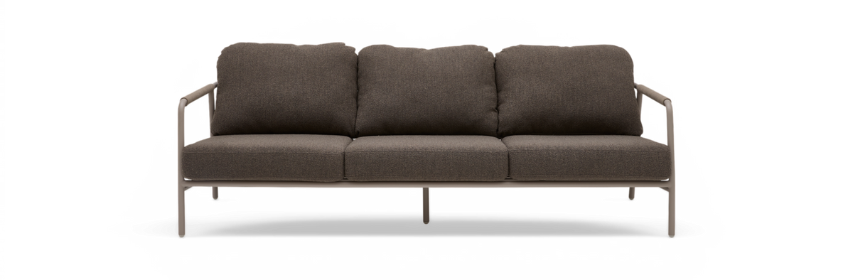 Frontvisning af moderne 3-personers sofa i mørkebrunt stof med beige metalramme.