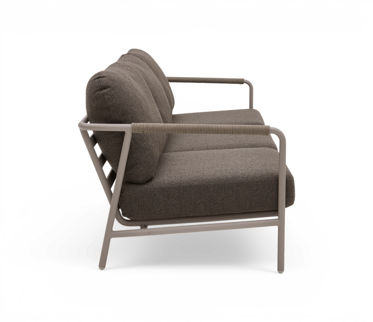 Sidevisning af moderne to-personers sofa med beige metalramme og grå polstrede puder.