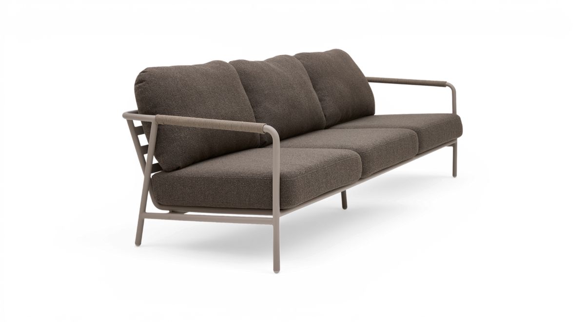 Brungrå tresædet sofa med lys beige metalramme og armlæn, fritstående på hvid baggrund.