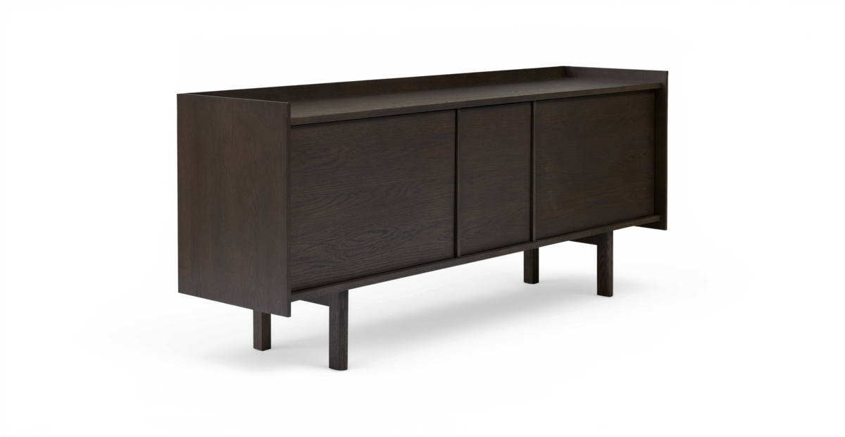 Mørkt træsideboard med tre skydelåger og slanke ben, frilagt produktbillede.