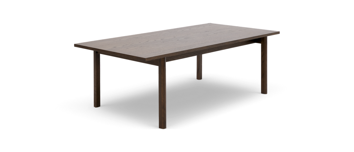 Rektangulært spisebord i mørkt træ med slanke ben, studiefoto på hvid baggrund.