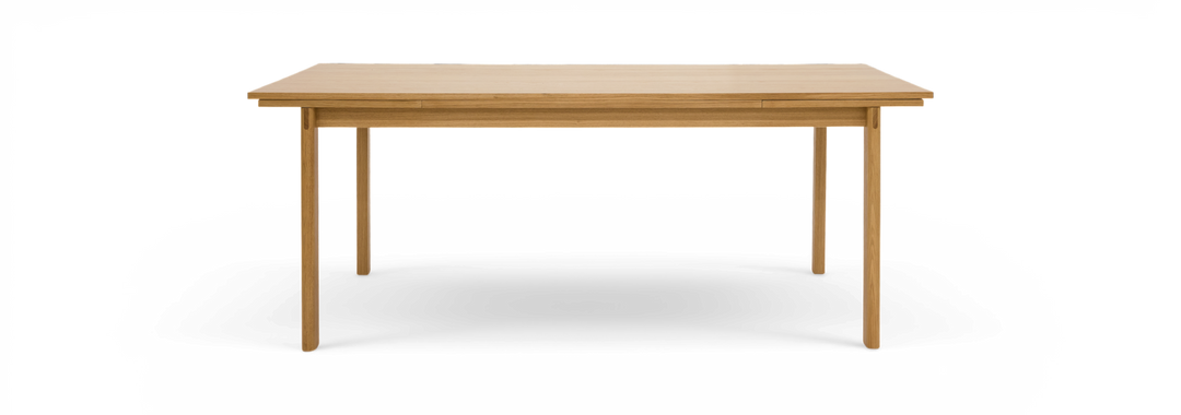 Rektangulært spisebord i eg med slanke ben, frontvisning mod sort baggrund.