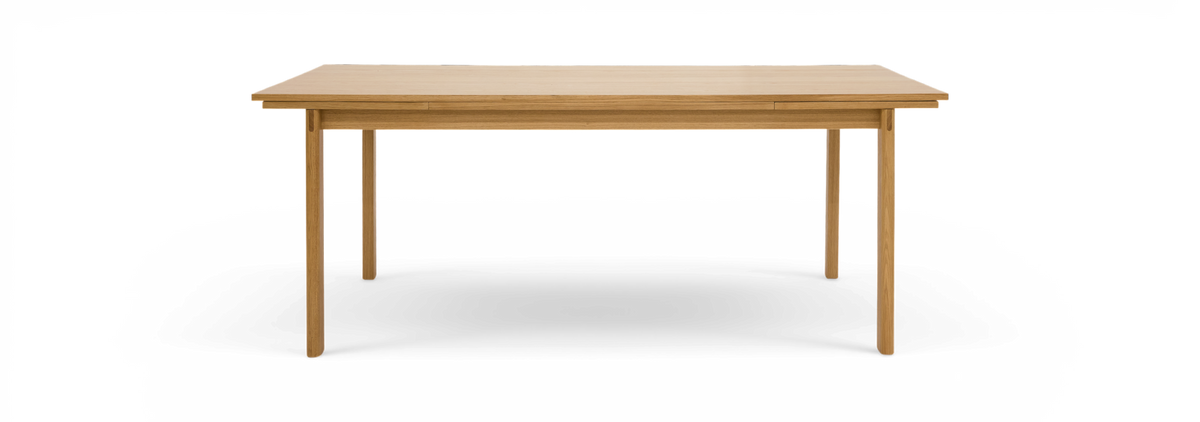 Rektangulært spisebord i eg med slanke ben, frontvisning mod sort baggrund.